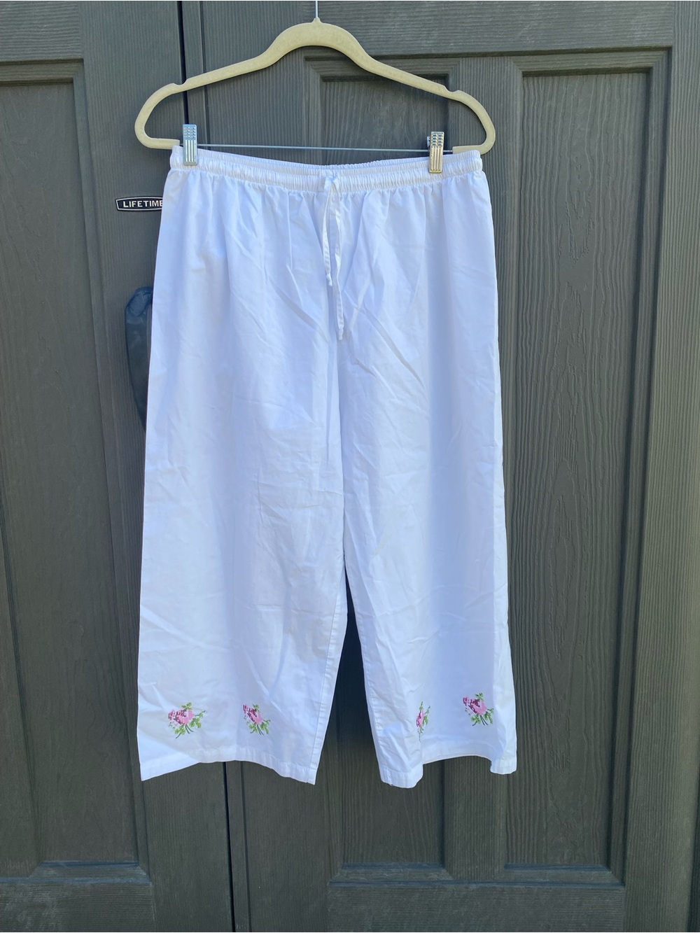 White women’s Embroidered Cotton Capri Pants size XL
